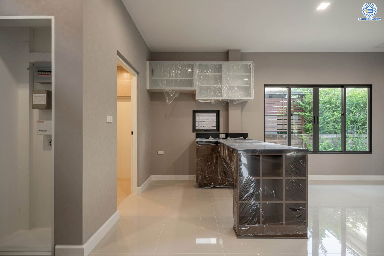 บ้านมือสองตกแต่งใหม่ จากแบรนด์ Sansiri โครงการ เศรษฐสิริ ชัยพฤกษ์-แจ้งวัฒนะ เนื้อที่ 53.3 ตร.ว. ฟังก์ชัน 3 ห้องนอน 3 ห้องน้ำ จอดรถได้ 2 คัน พร้อม Facilities ครบครัน! บนทำเลโซนเมือง เชื่อมต่อทุกการเดินทาง ใกล้เซ็นทรัลแจ้งวัฒนะ, เมืองทองธานี, ทางด่วน "ศรีรัช" และรถไฟฟ้าสายสีชมพู "สถานีปากเกร็ด"...